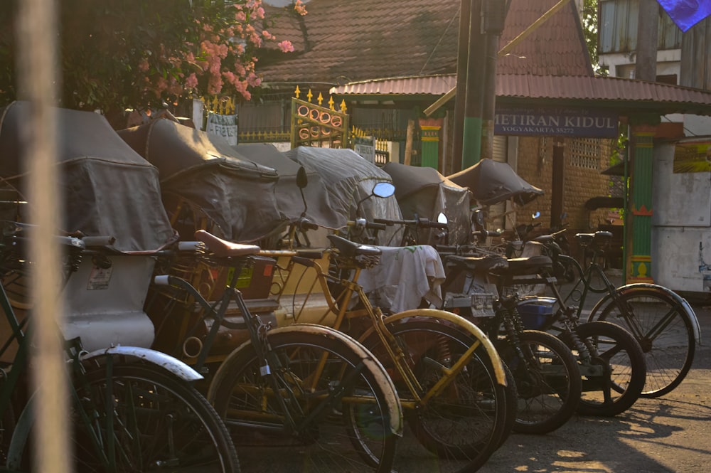 a row of bicycles parked next to each other