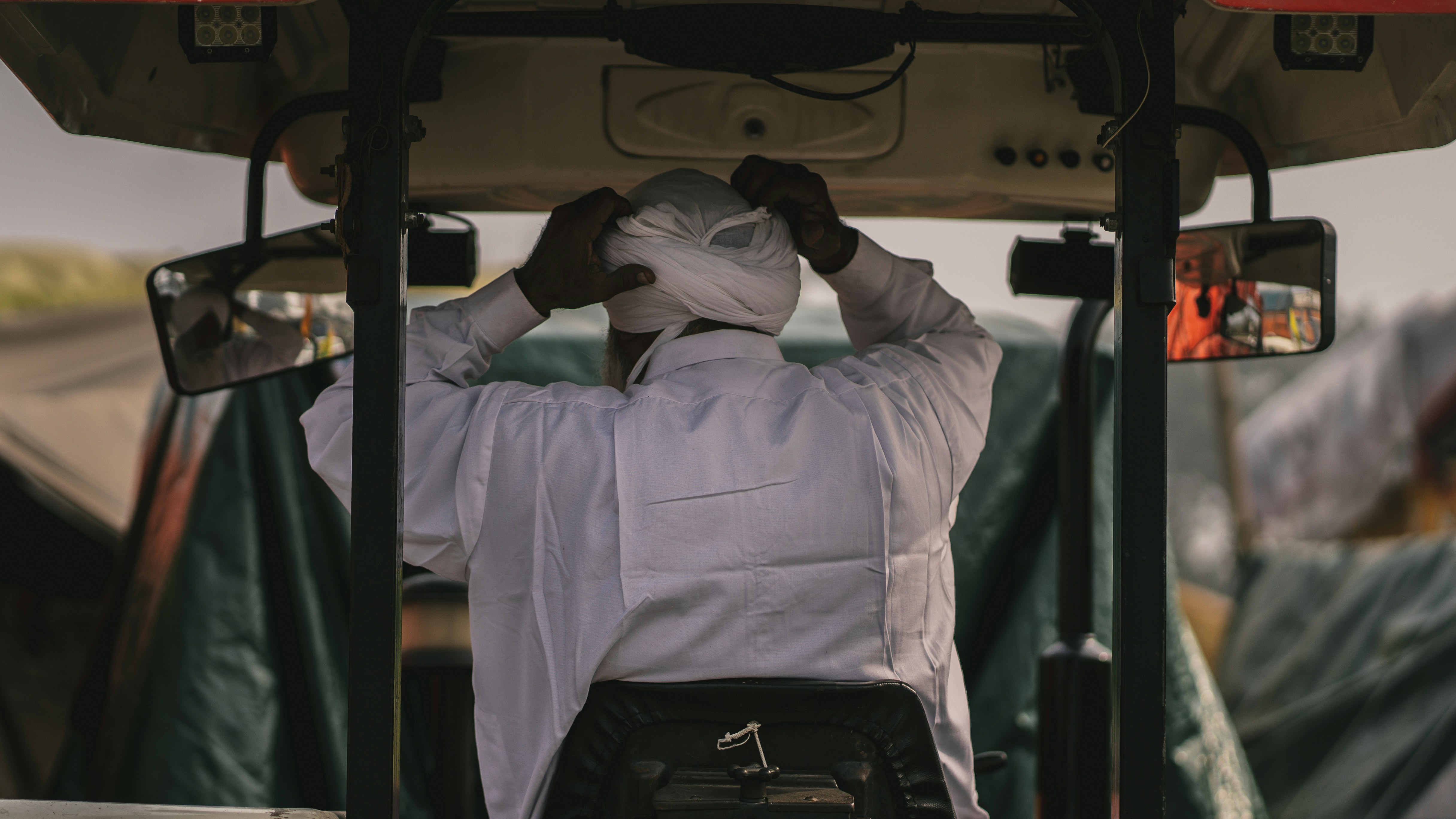 Ein Mann im weißen Hemd sitzt in einem Fahrzeug
