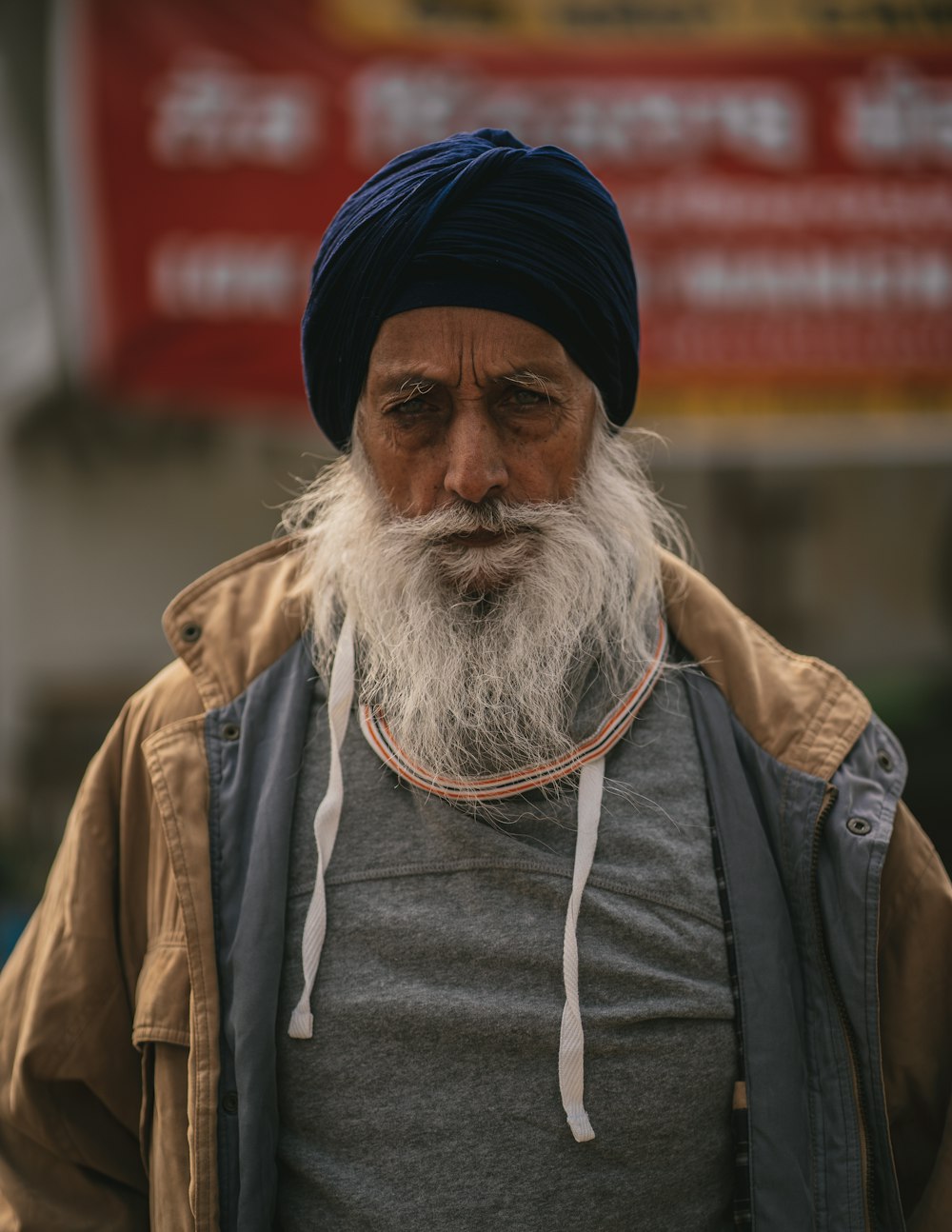 Un homme avec une longue barbe blanche portant un turban bleu
