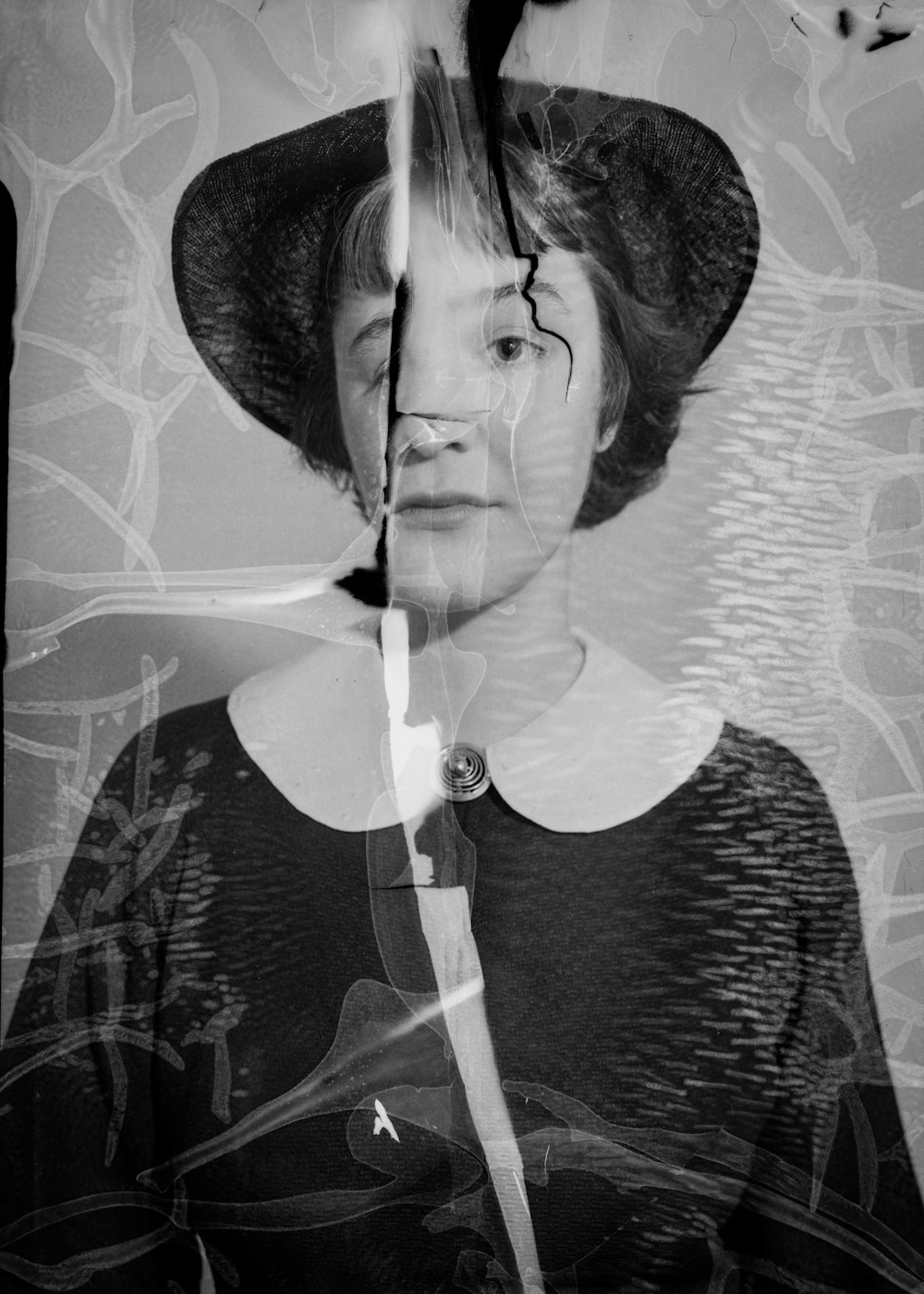 Una foto en blanco y negro de una mujer con un sombrero