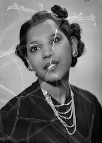Elegant black and white photo of a woman wearing refined earrings and a minimalist necklace.
