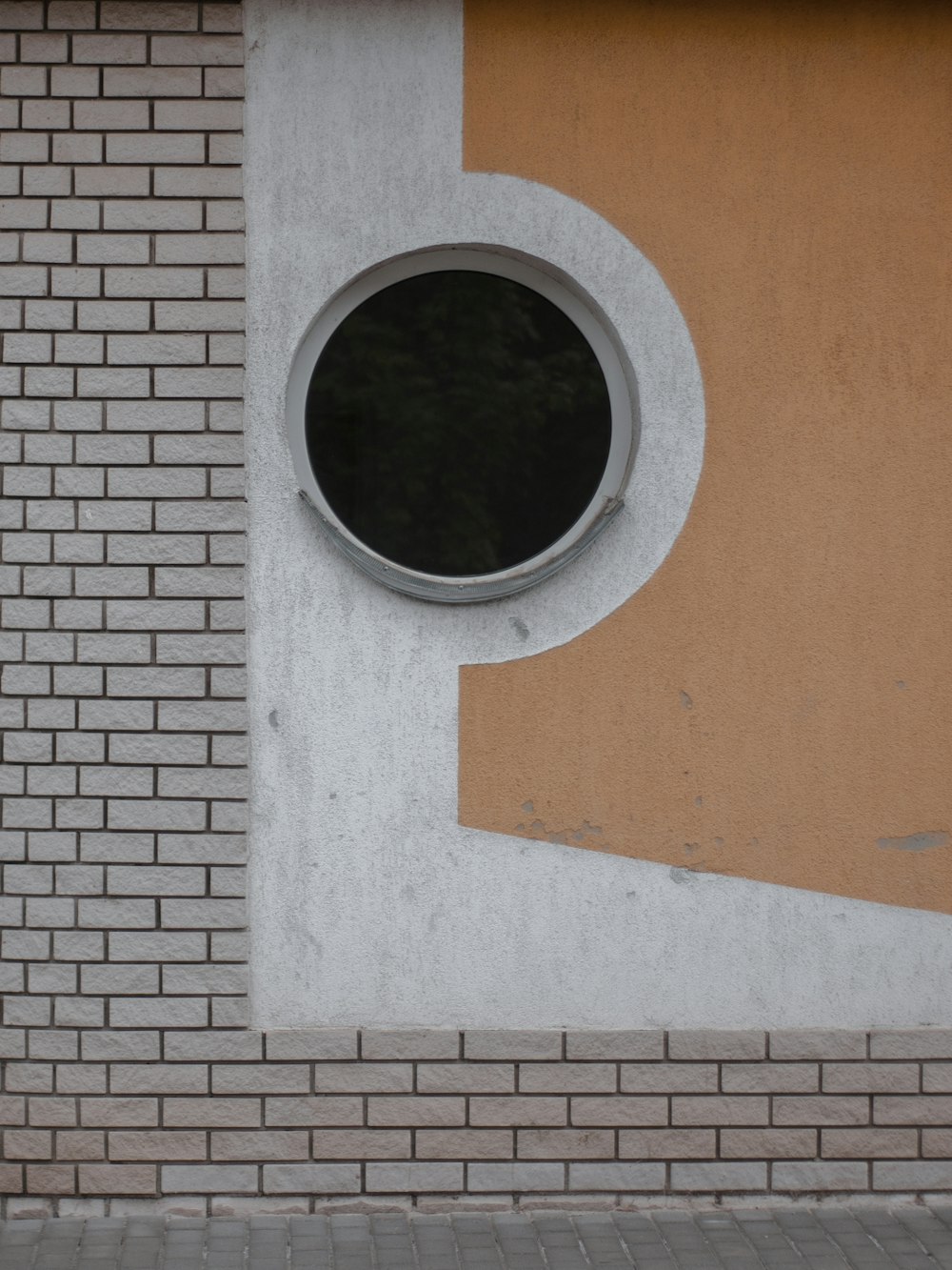 una ventana redonda en el costado de un edificio
