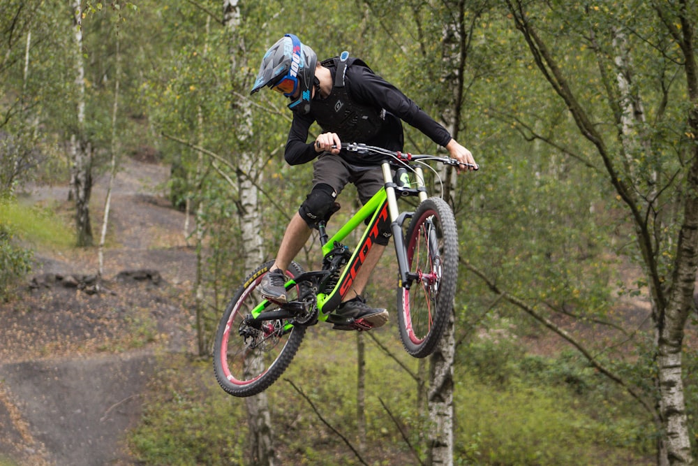 Eine Person, die ein Fahrrad in die Luft springt