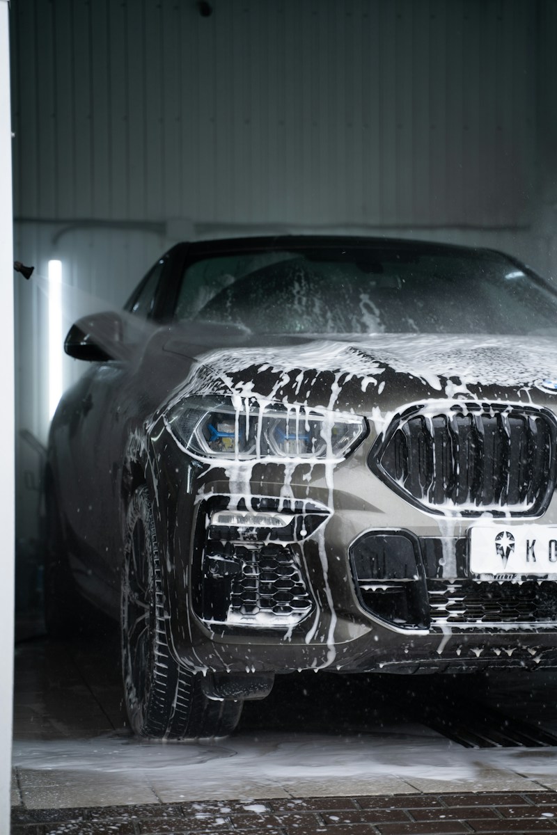 Lavage extérieur d'une voiture recouverte de mousse