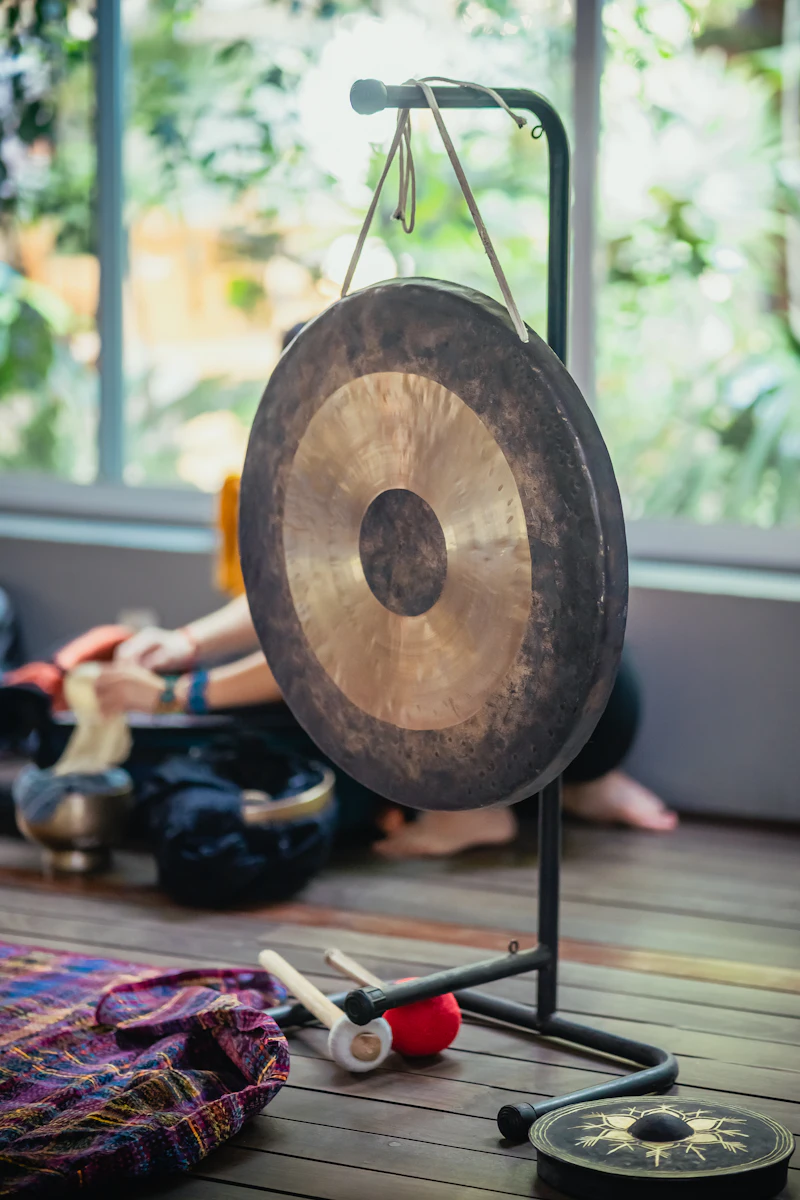 Several singing bowls of different sizes on a wooden table