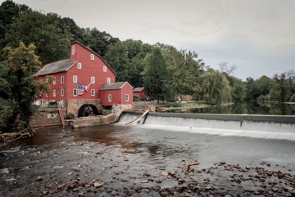 Un bâtiment rouge assis au sommet d’une rivière