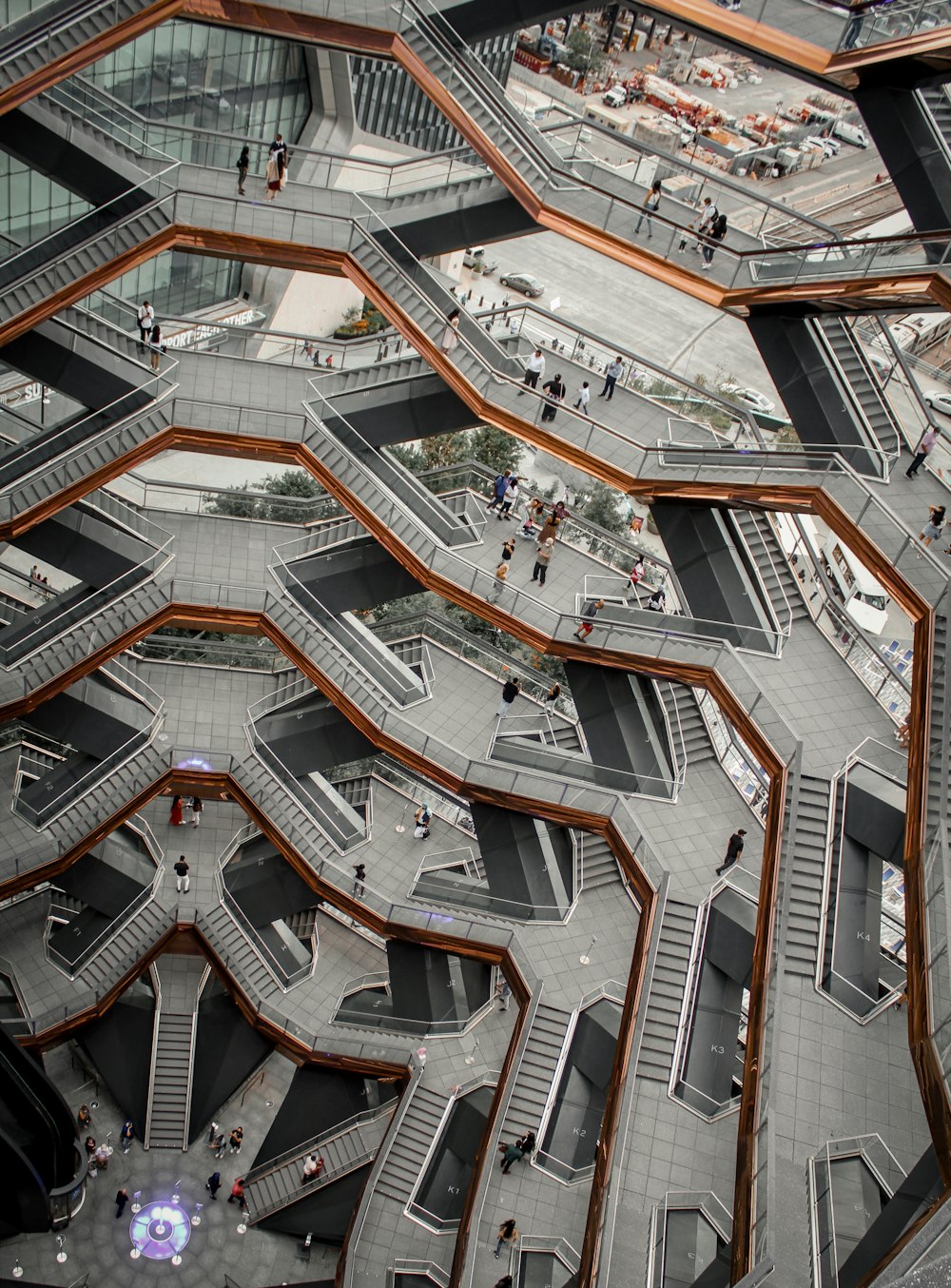 uma vista aérea de um edifício com escadas e escadas rolantes