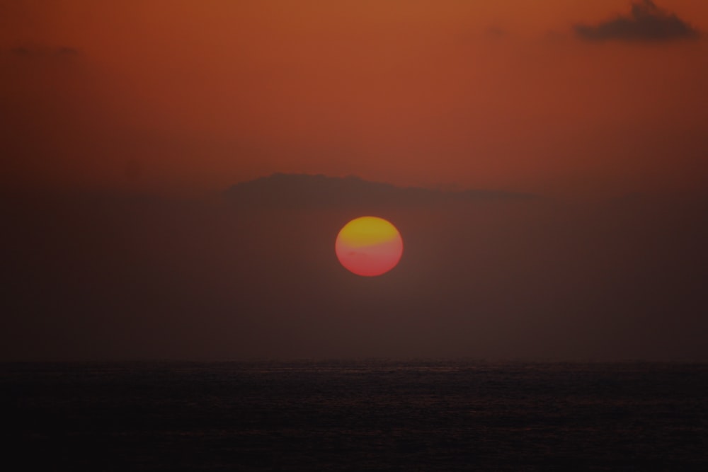 El sol se está poniendo sobre el océano en un día nublado
