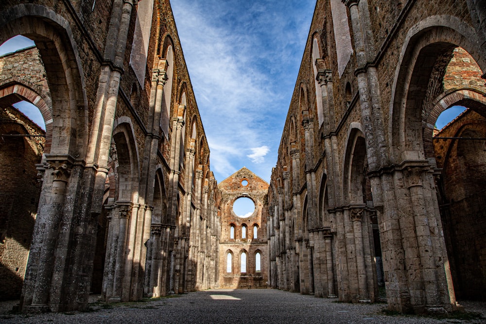 un grand bâtiment en pierre avec des arches et des fenêtres