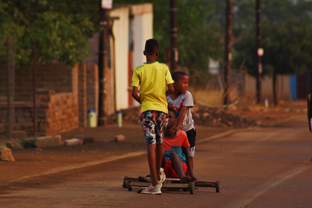 um grupo de pessoas andando de skate por uma rua