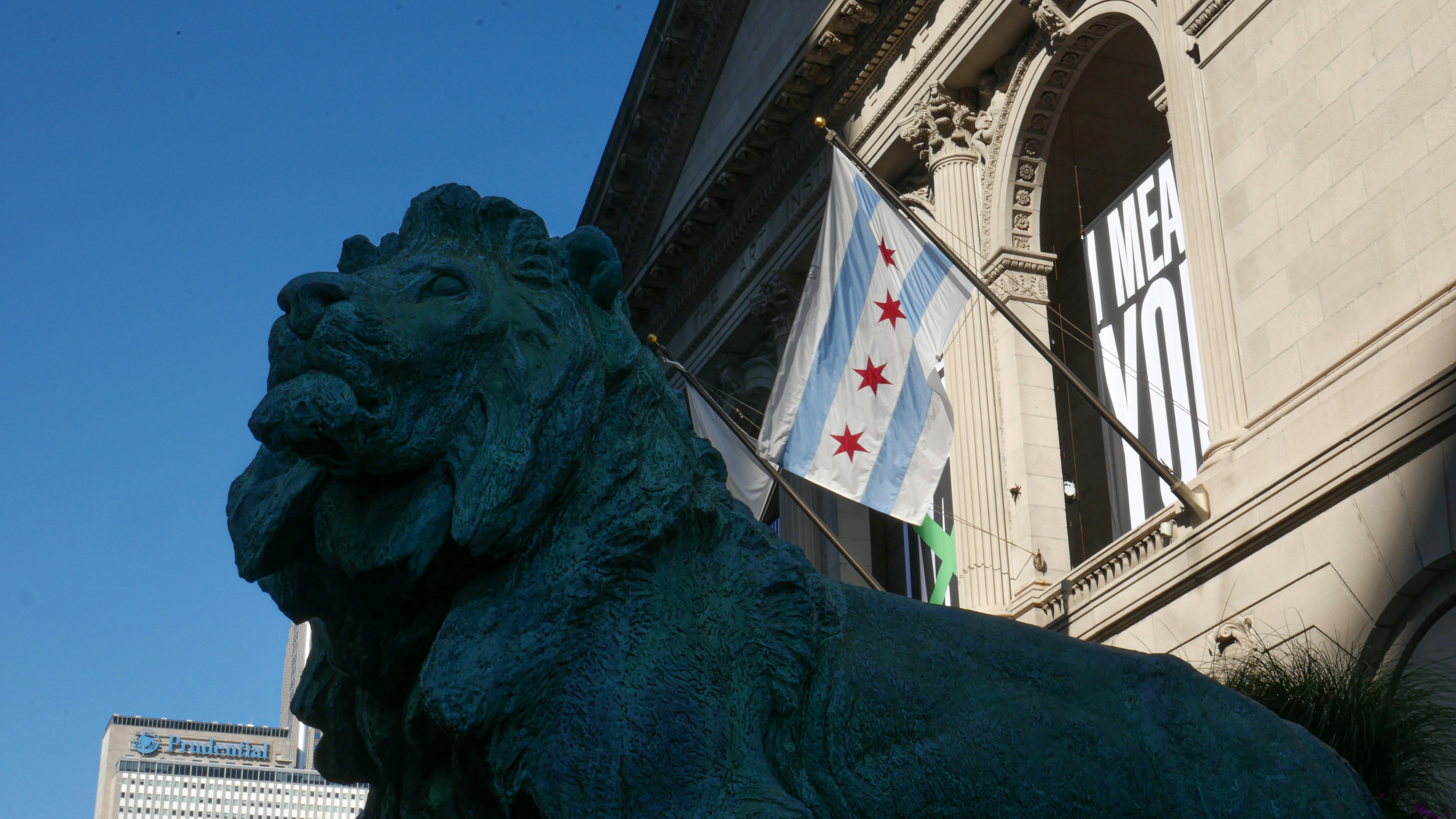 a statue of a lion in front of a building, 