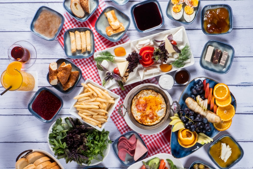 Una mesa cubierta con muchos tipos diferentes de comida