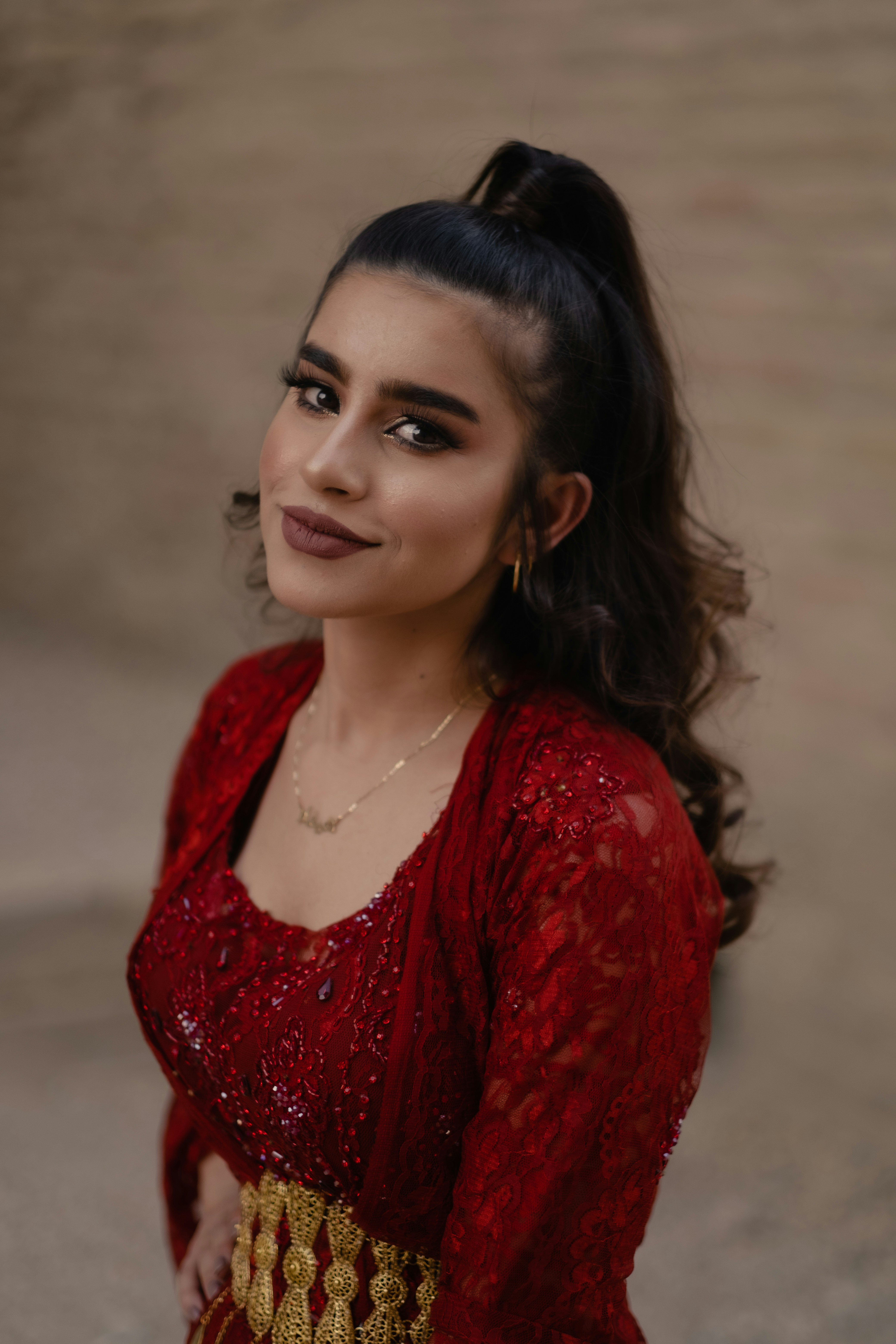 Una mujer con un vestido rojo posando para una foto