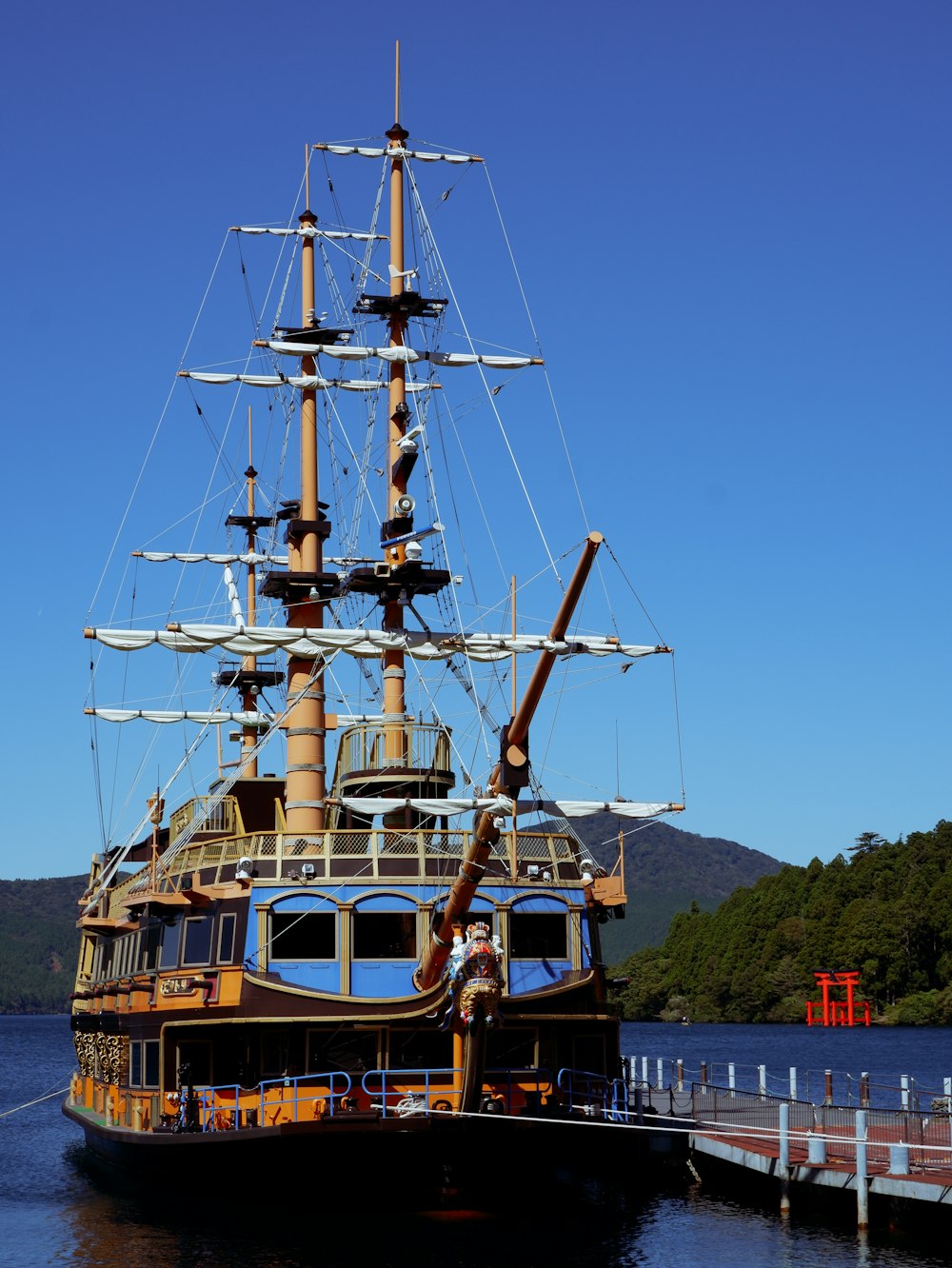 Ein großes Holzschiff, das an einem Pier angedockt ist