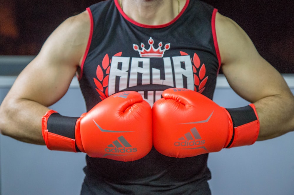 Un homme portant des gants de boxe rouges et une couronne