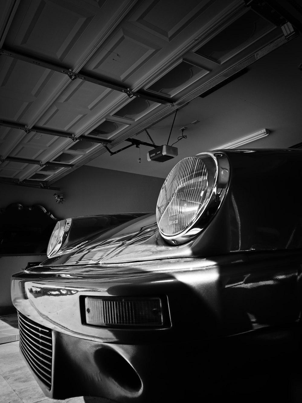 Una foto in bianco e nero di un'auto in un garage