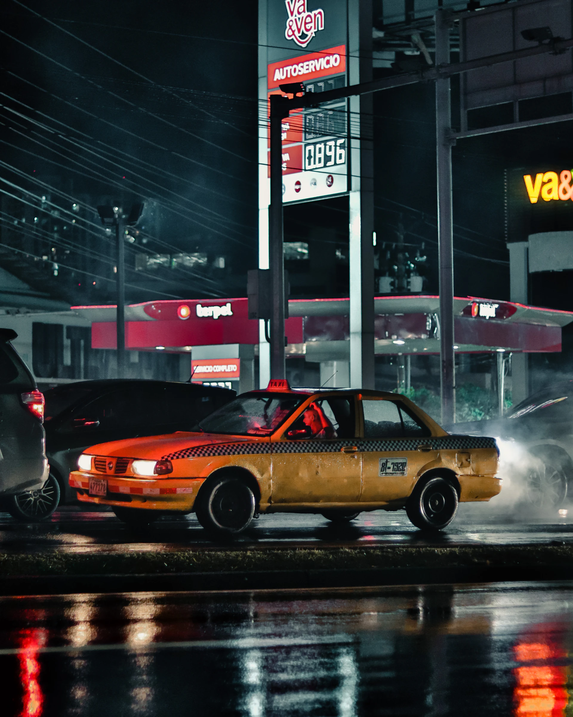 Calle latinoamericana de noche con autos detenidos bajo la lluvia, fotografiada en Panamá.