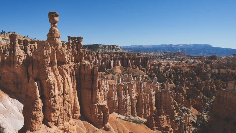 um desfiladeiro com o Parque Nacional de Bryce Canyon ao fundo