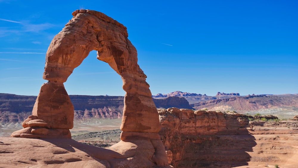 un canyon con Arches National Park sullo sfondo