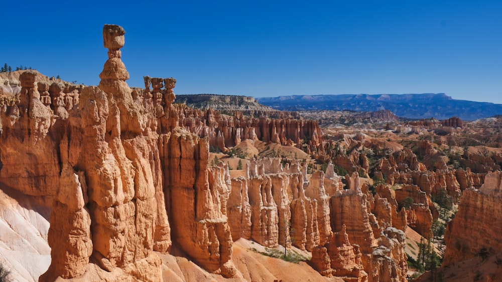 um desfiladeiro com o Parque Nacional de Bryce Canyon ao fundo