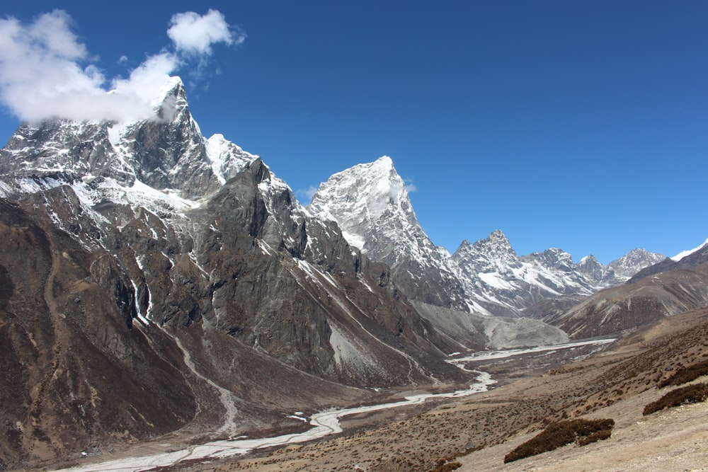 une montagne enneigée