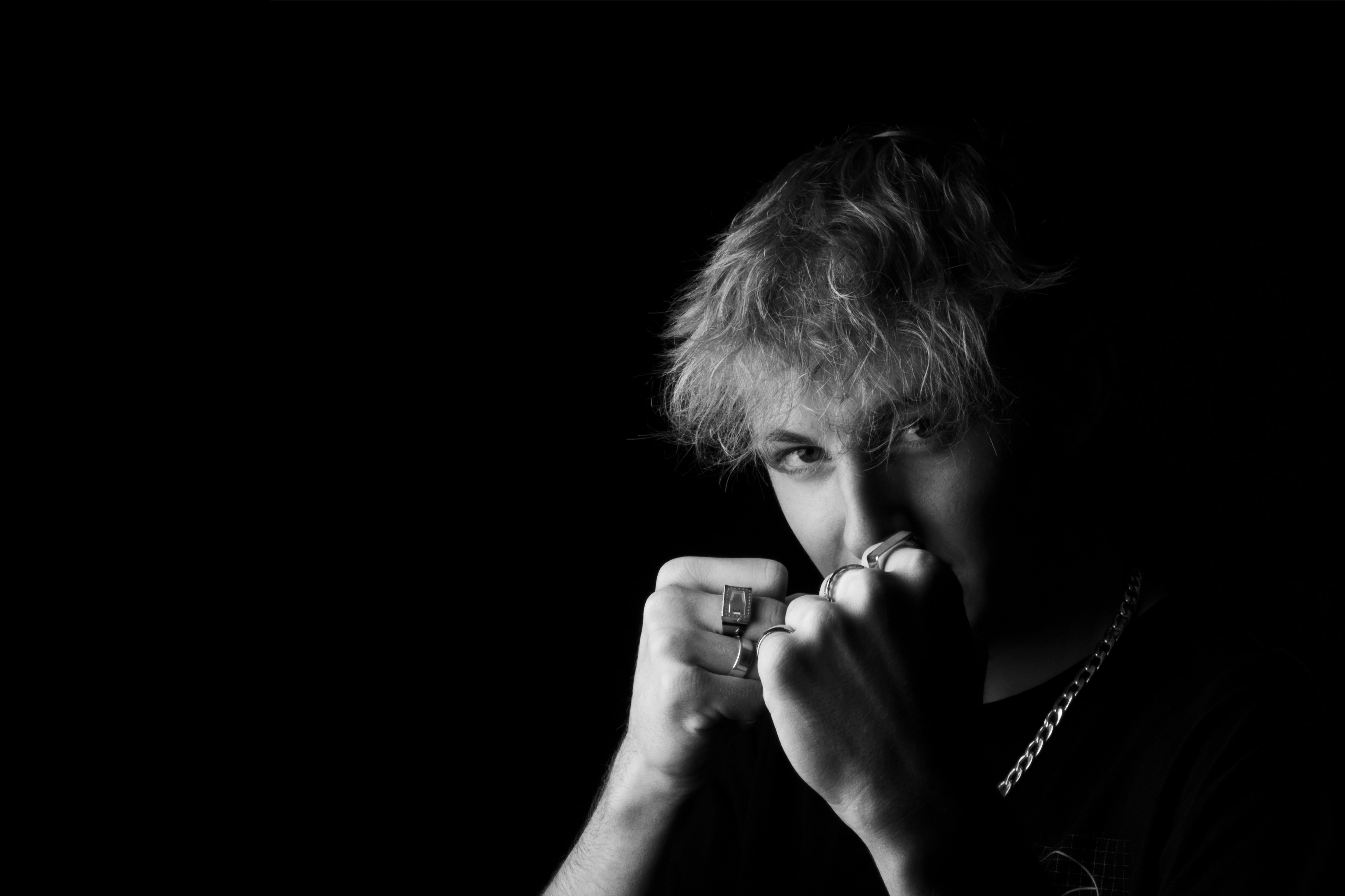 A man with a ring on his finger photo – Free Boxing Image on Unsplash