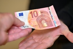 billete de 10 euros en una mano