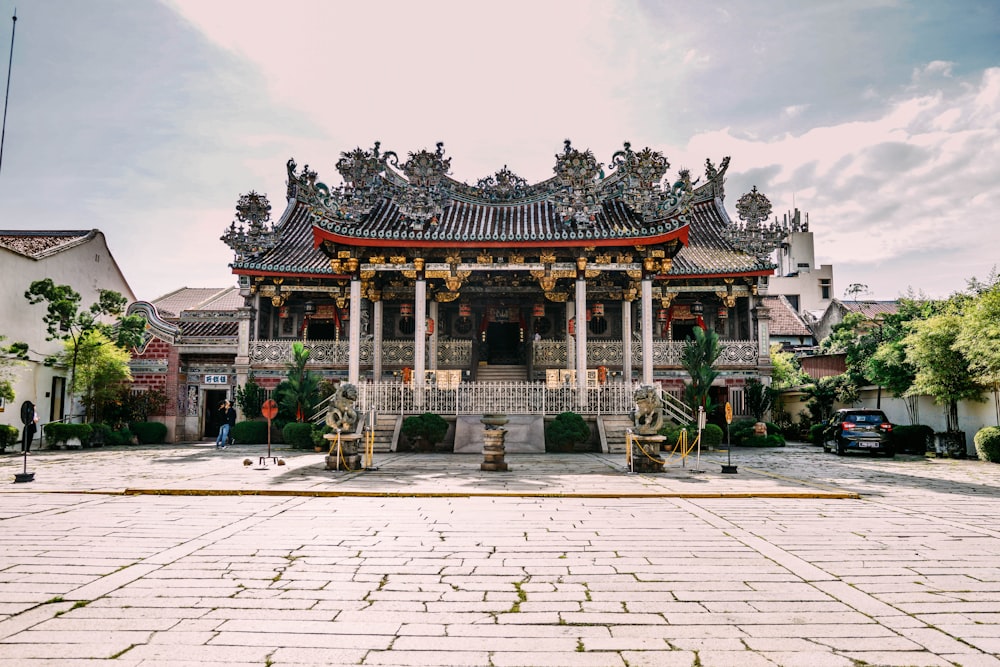 a large building with a lot of statues in front of it