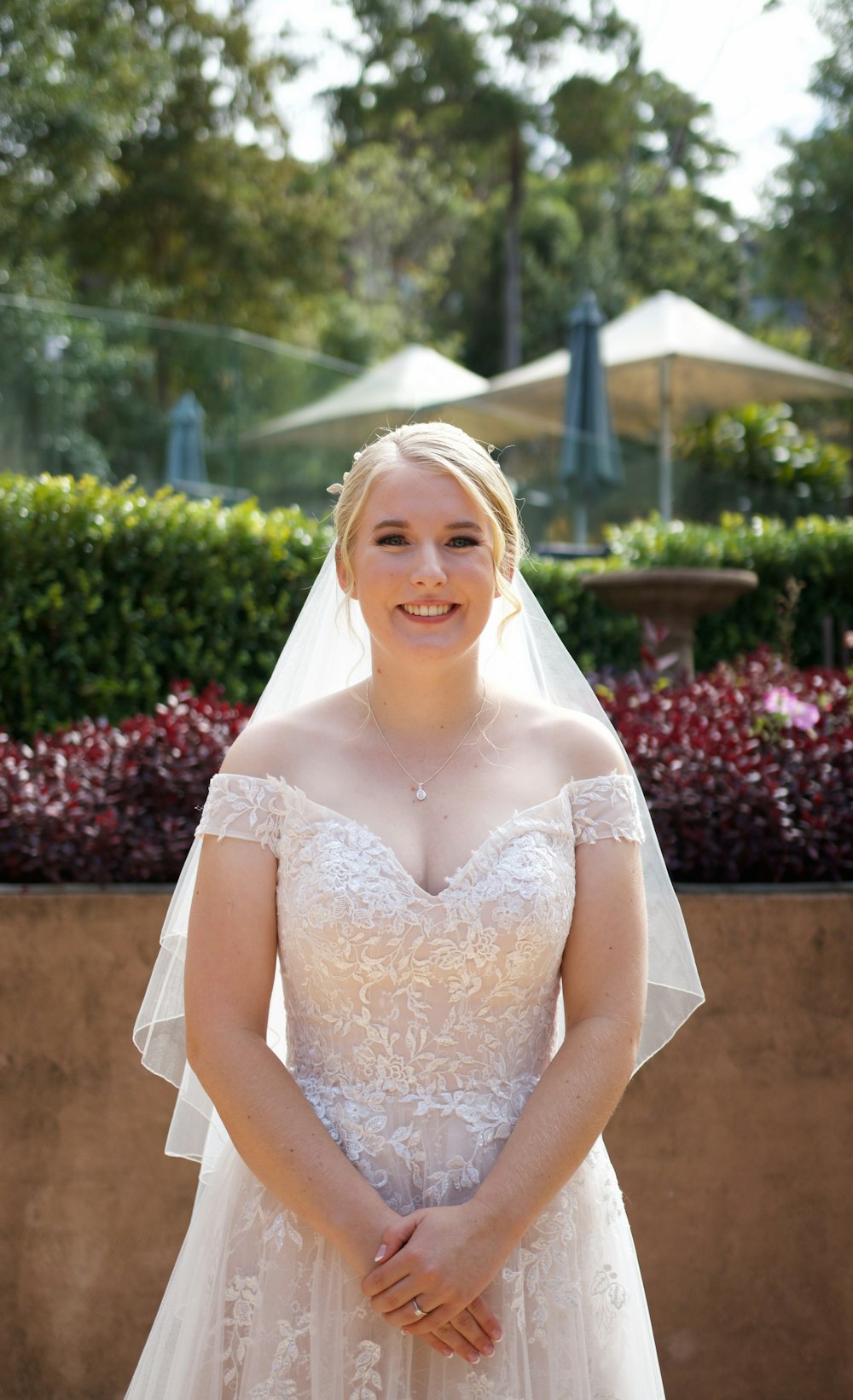 Une femme en robe de mariée posant pour une photo