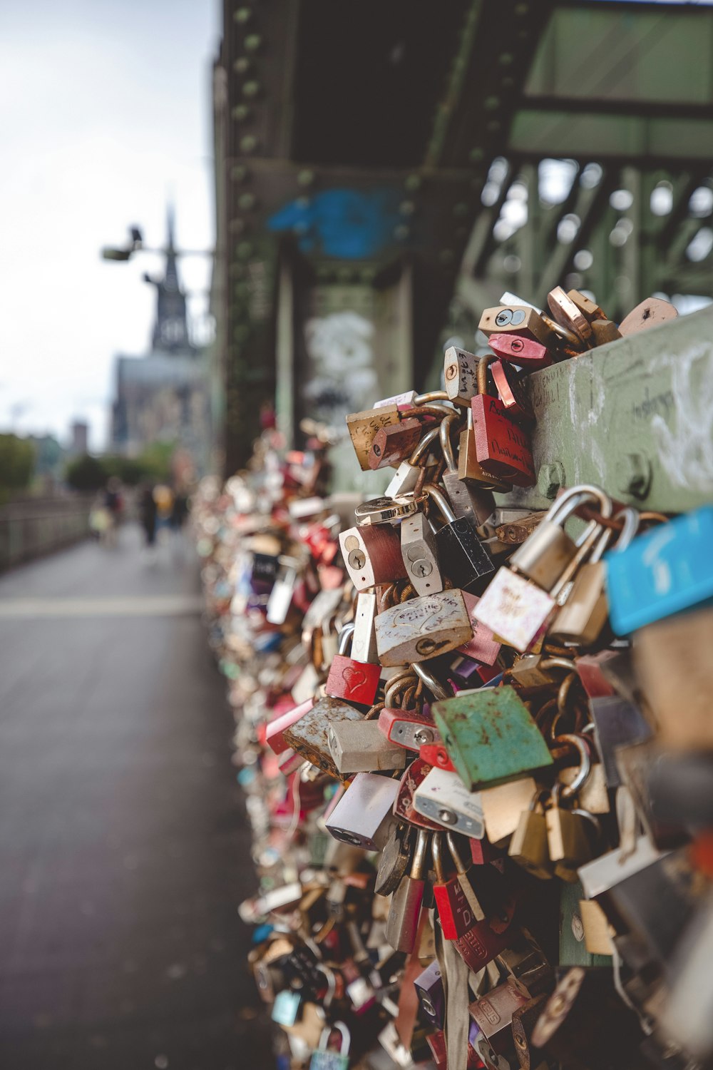 Ein Bündel Vorhängeschlösser auf einer Brücke