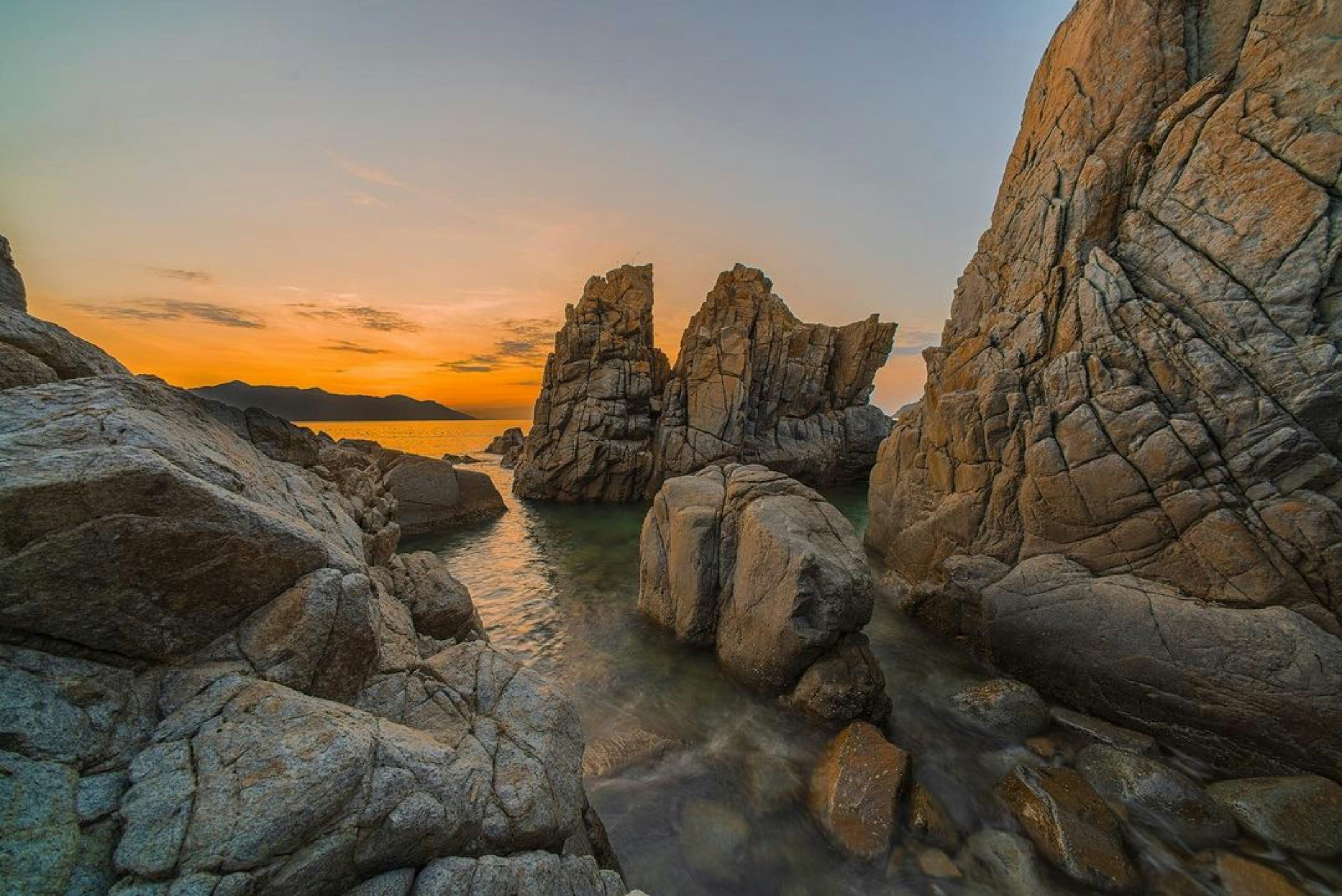 Hang Heo Nha Trang https://khamphanhatrang.com/hang-heo-nha-trang-len-anh-dep-lung-linh/