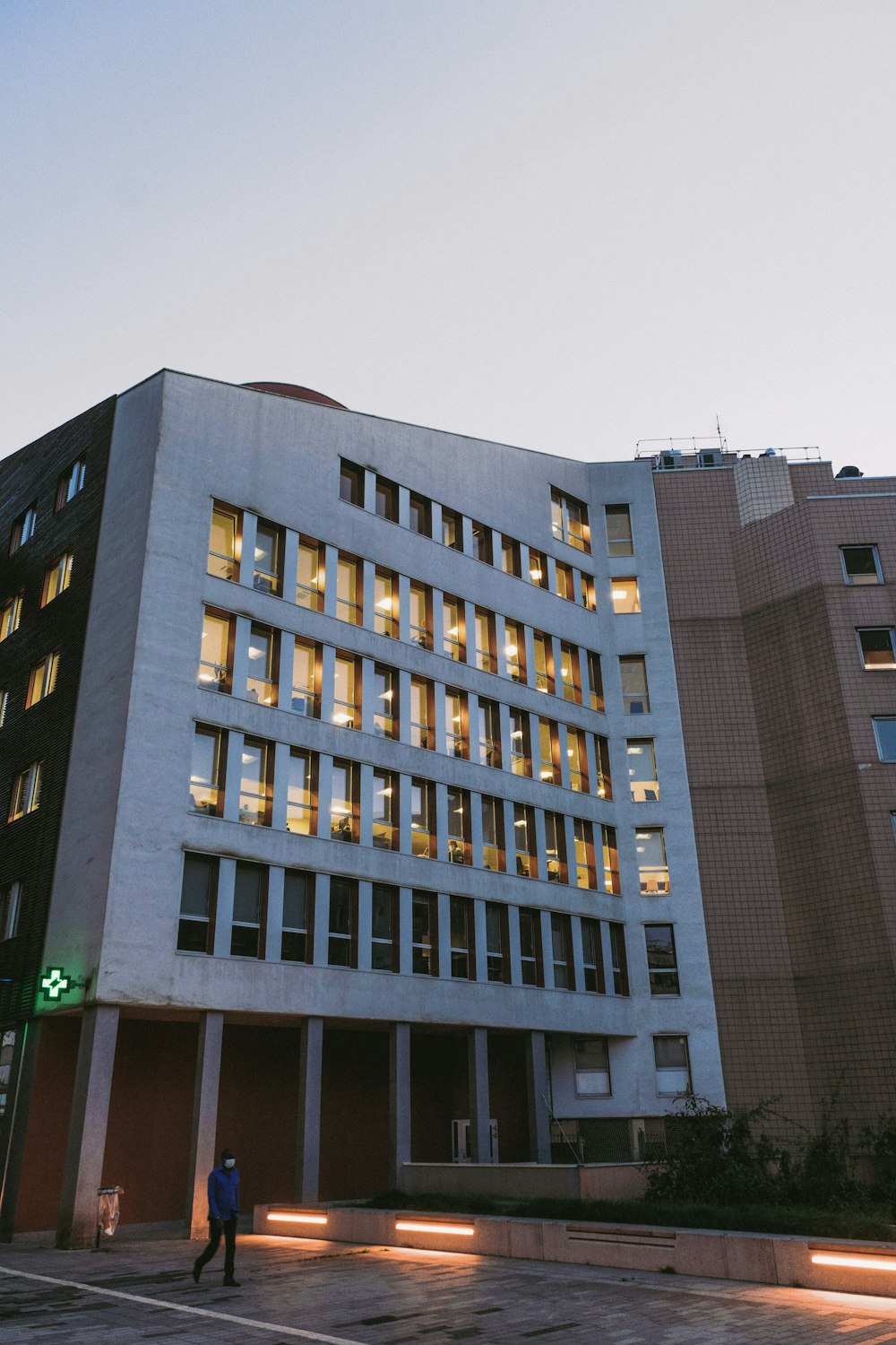 a large building with a lot of windows on it