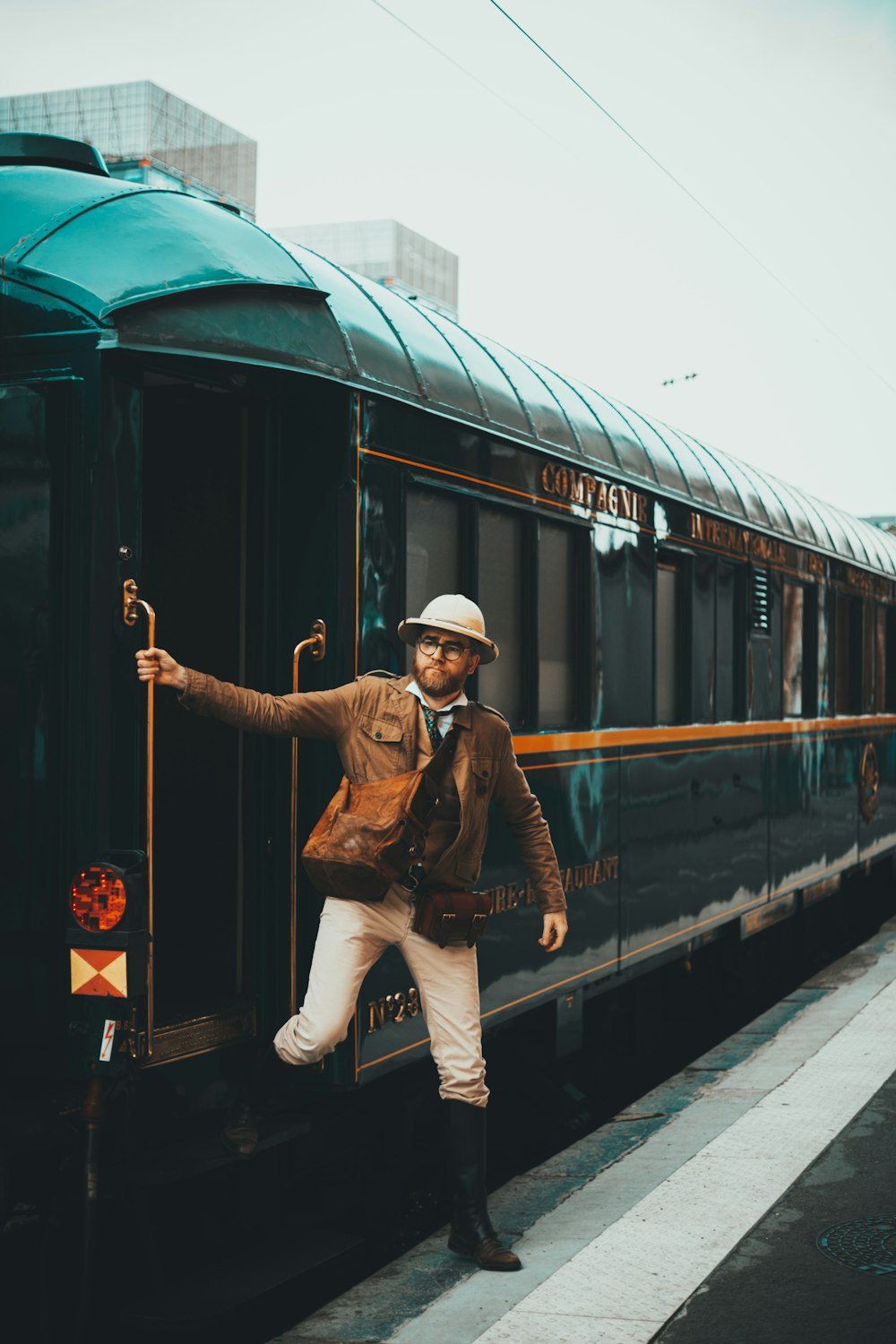 電車の脇に寄りかかっている男