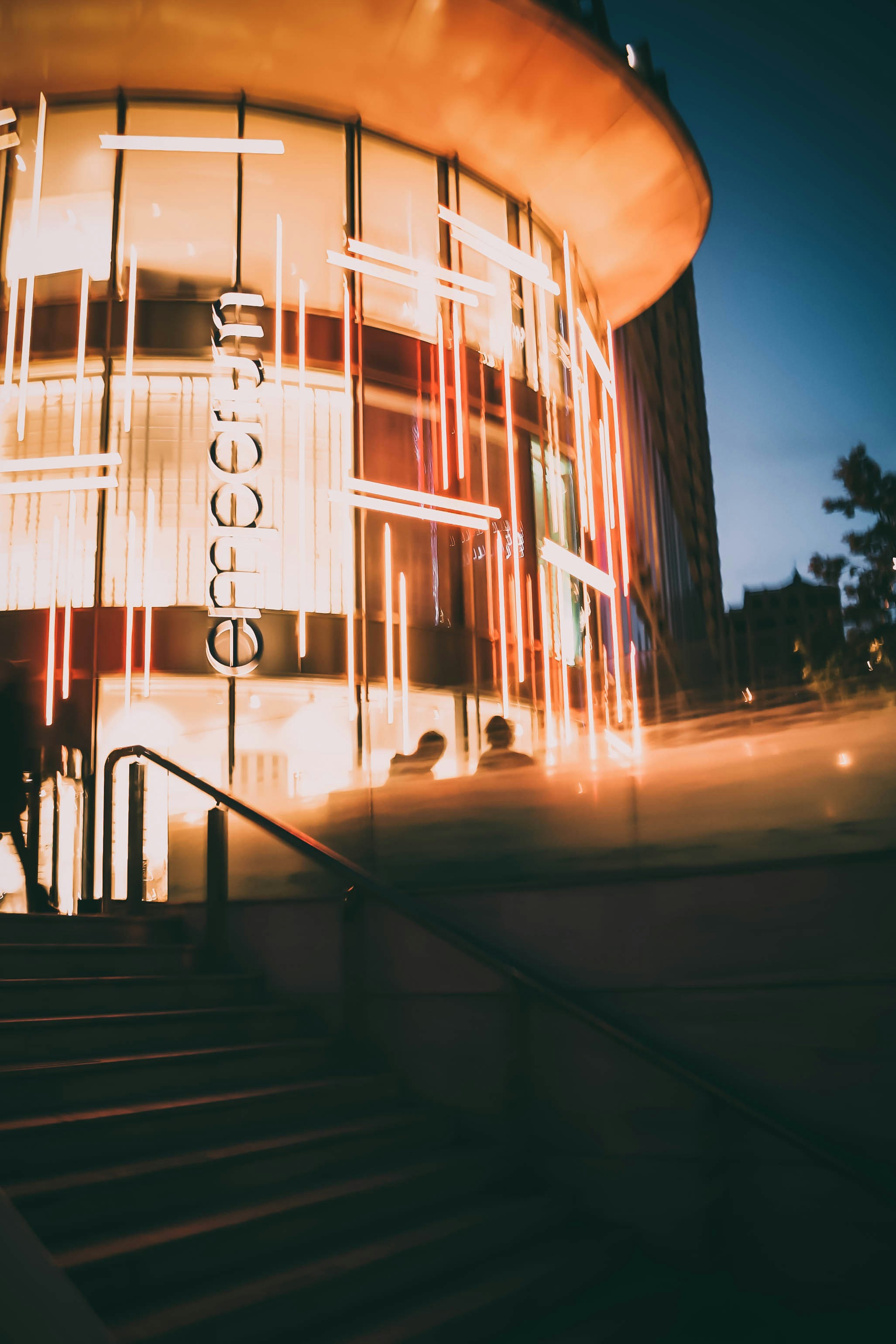 un bâtiment qui a un tas de lumières dessus