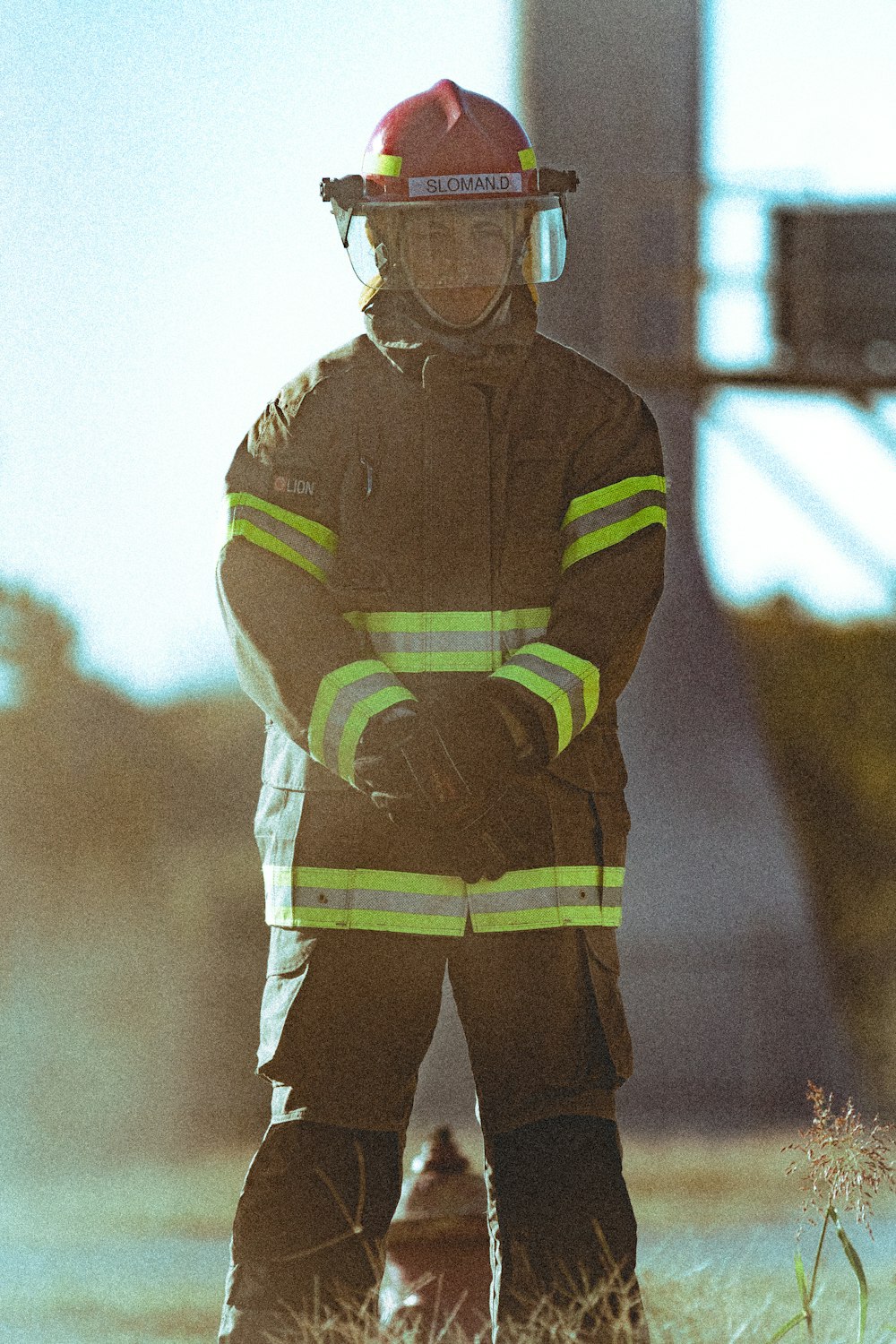 Un pompiere in piedi davanti a un idrante antincendio