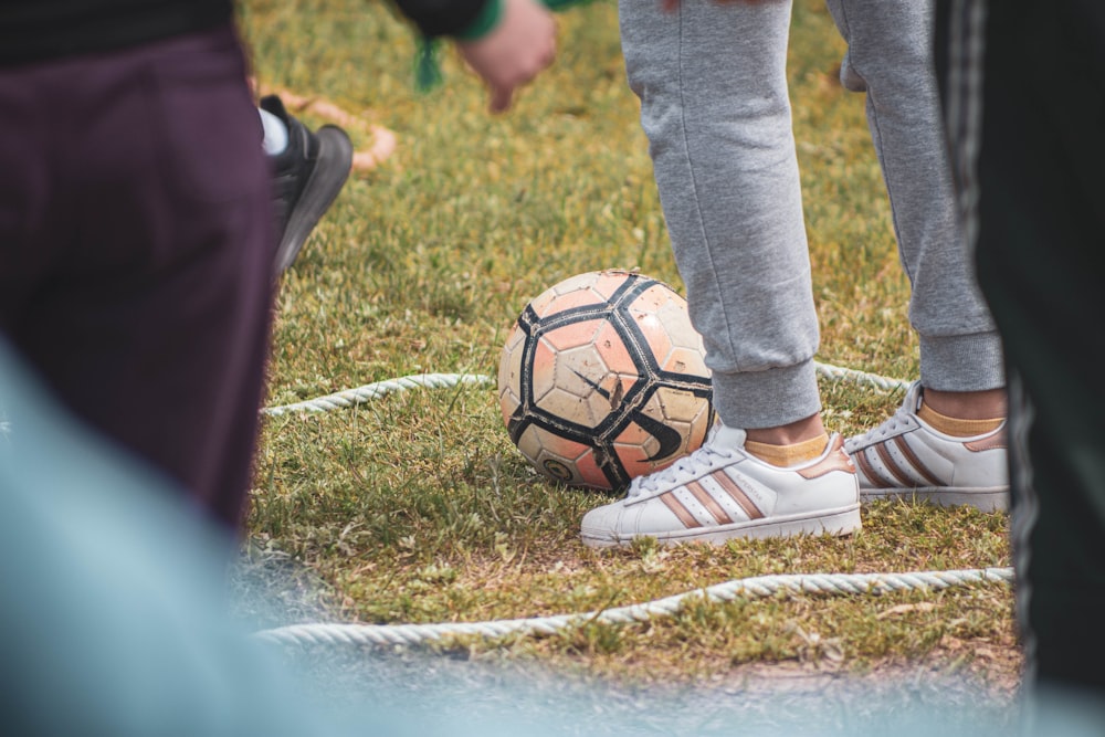 Un groupe de personnes debout autour d'un ballon de soccer photo