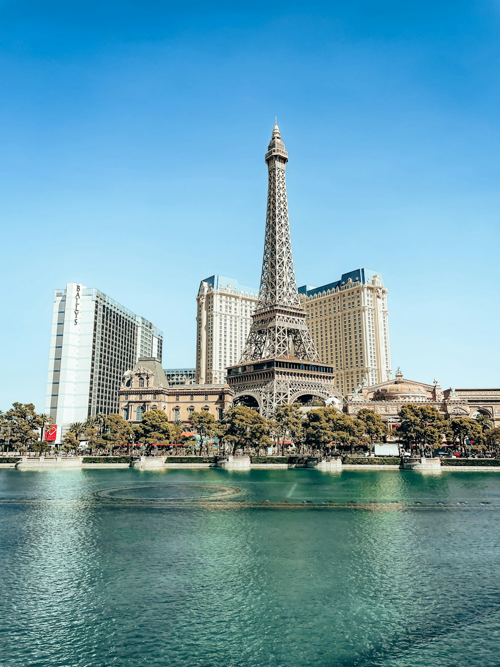 Foto La Torre Eiffel que se eleva sobre la ciudad de París – Imagen Franja de  las vegas gratis en Unsplash