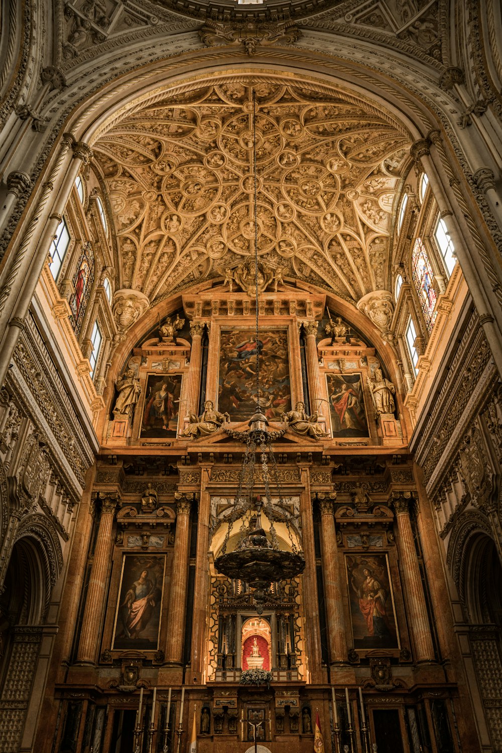 アーチ型の天井が高い大きな大聖堂