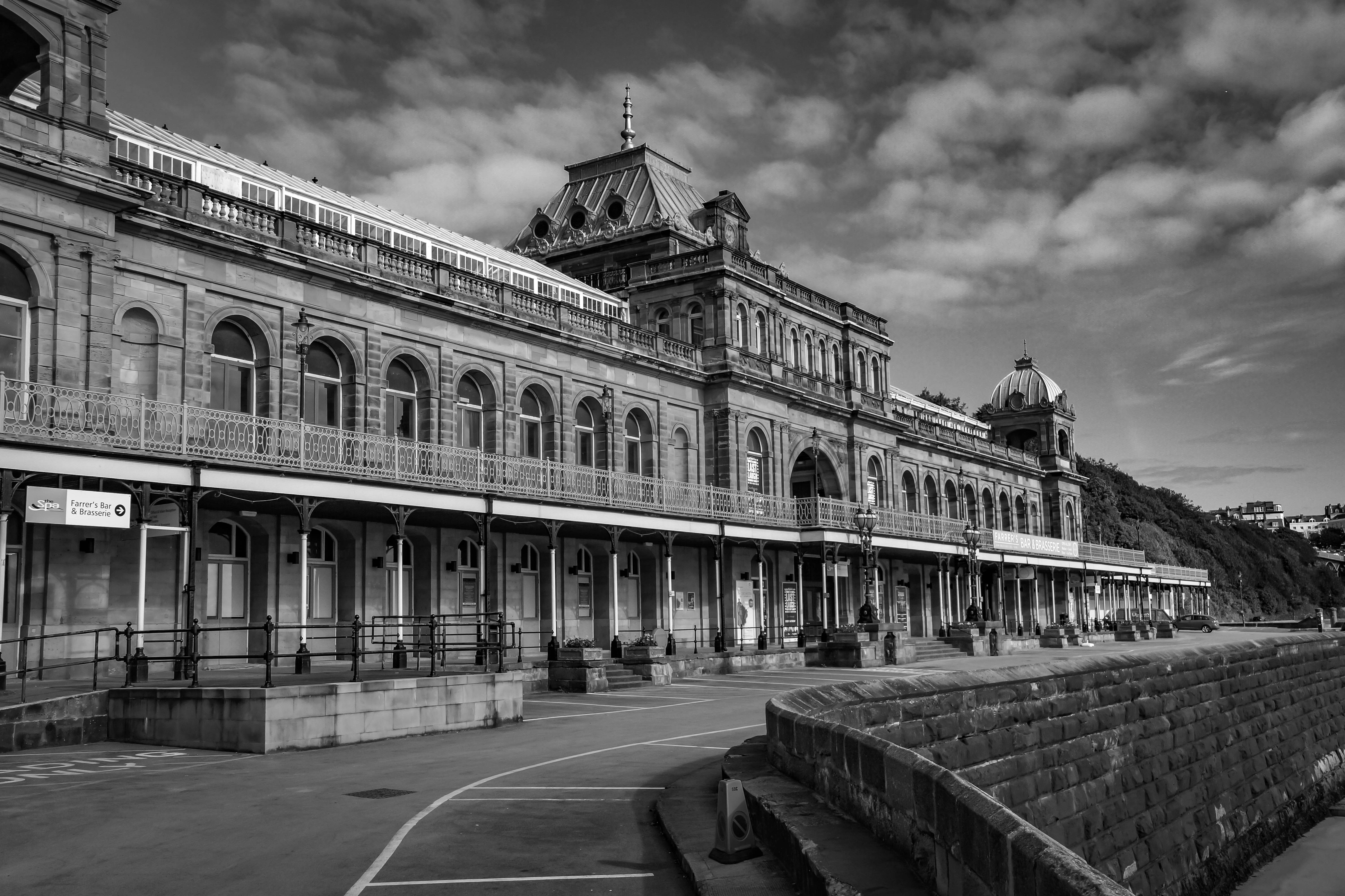 Una foto in bianco e nero di un vecchio edificio