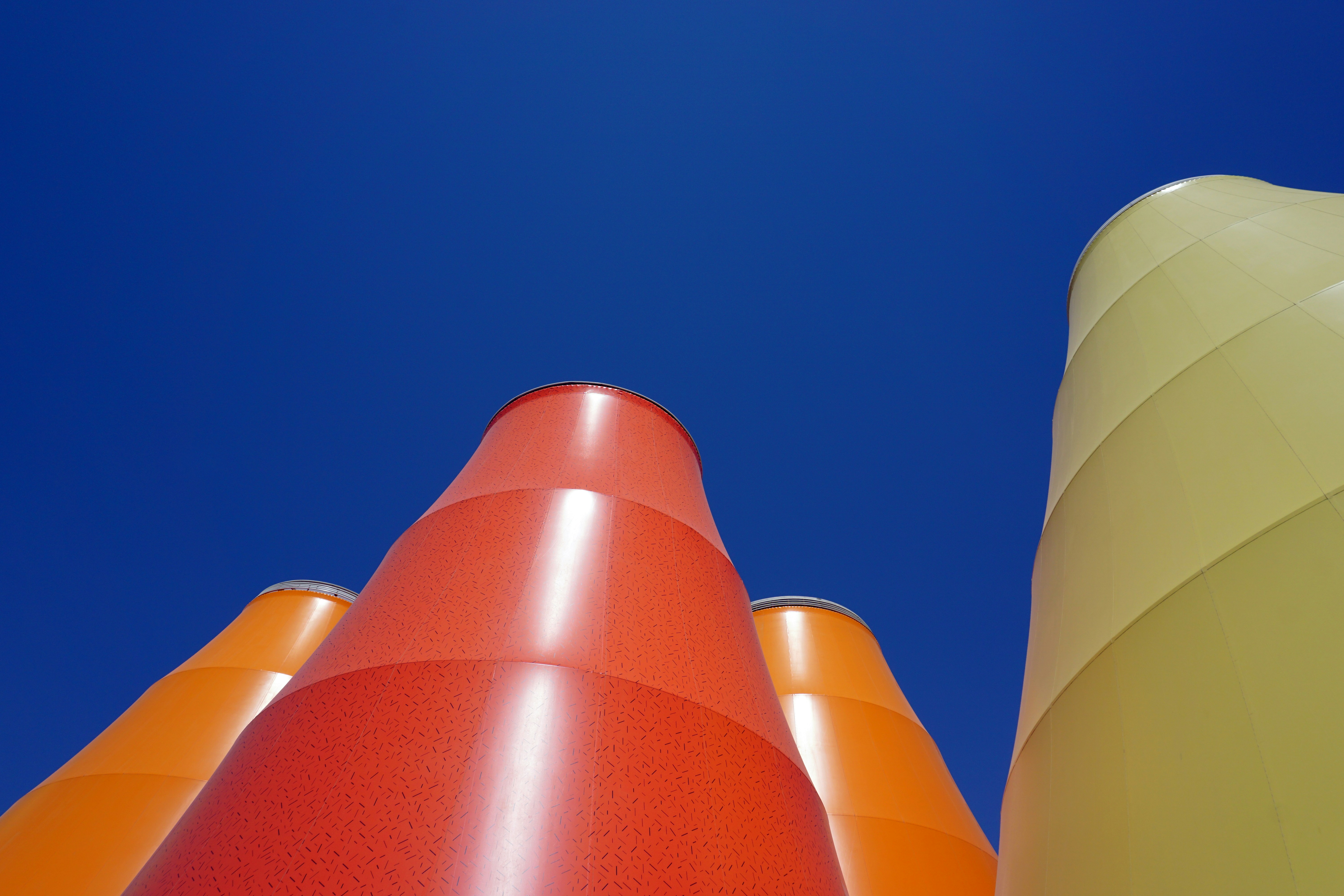 ein großes orange-gelbes Objekt neben blauem Himmel