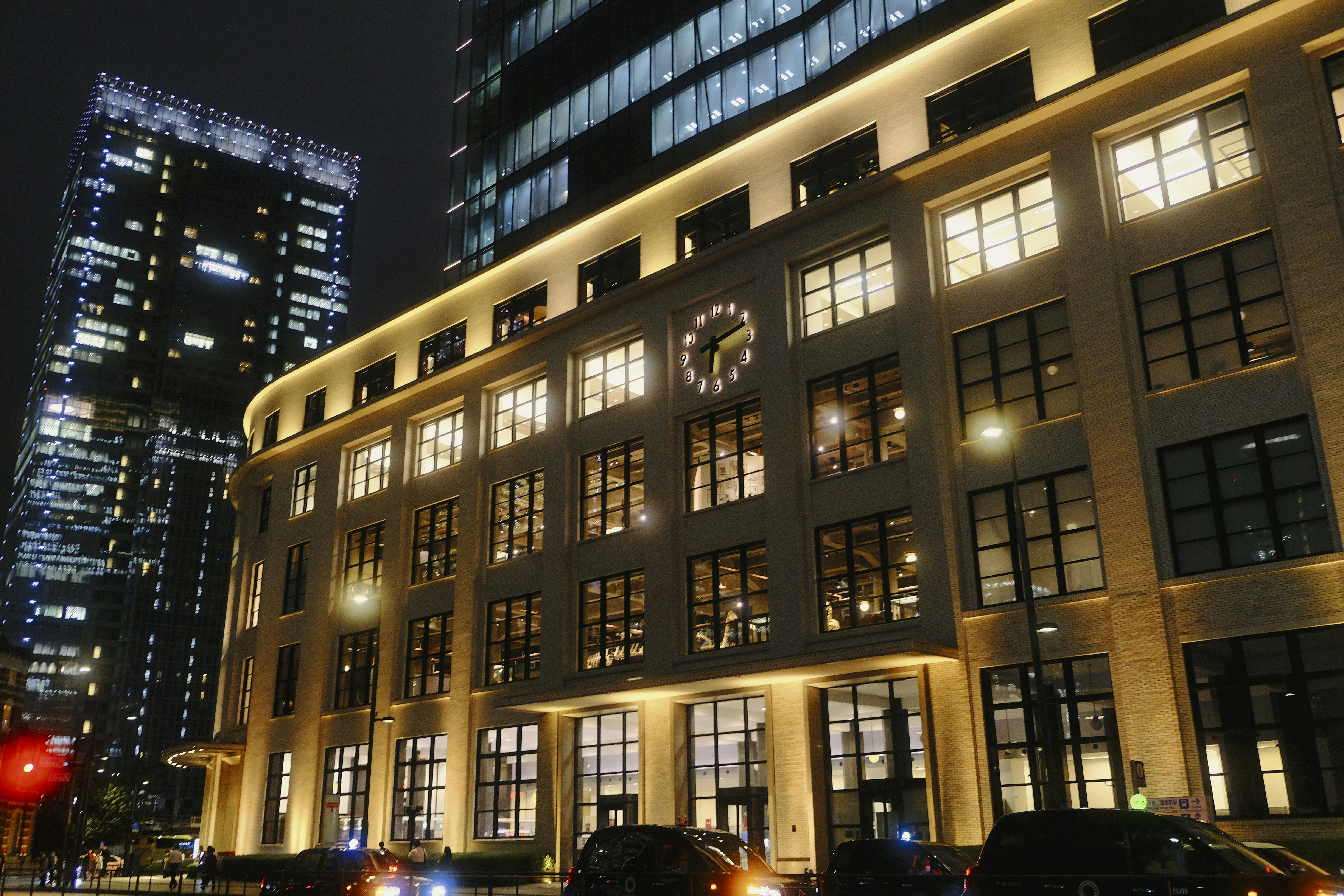 ein großes Gebäude mit einer Uhr an der Seite