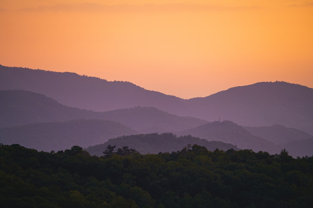 uma vista de uma cordilheira ao pôr do sol