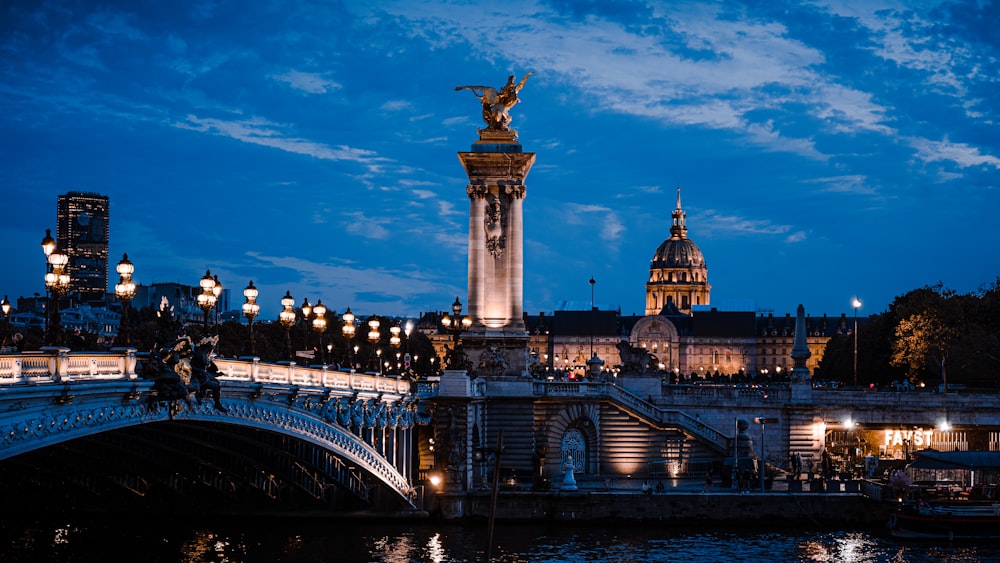 un pont surmonté d’une statue