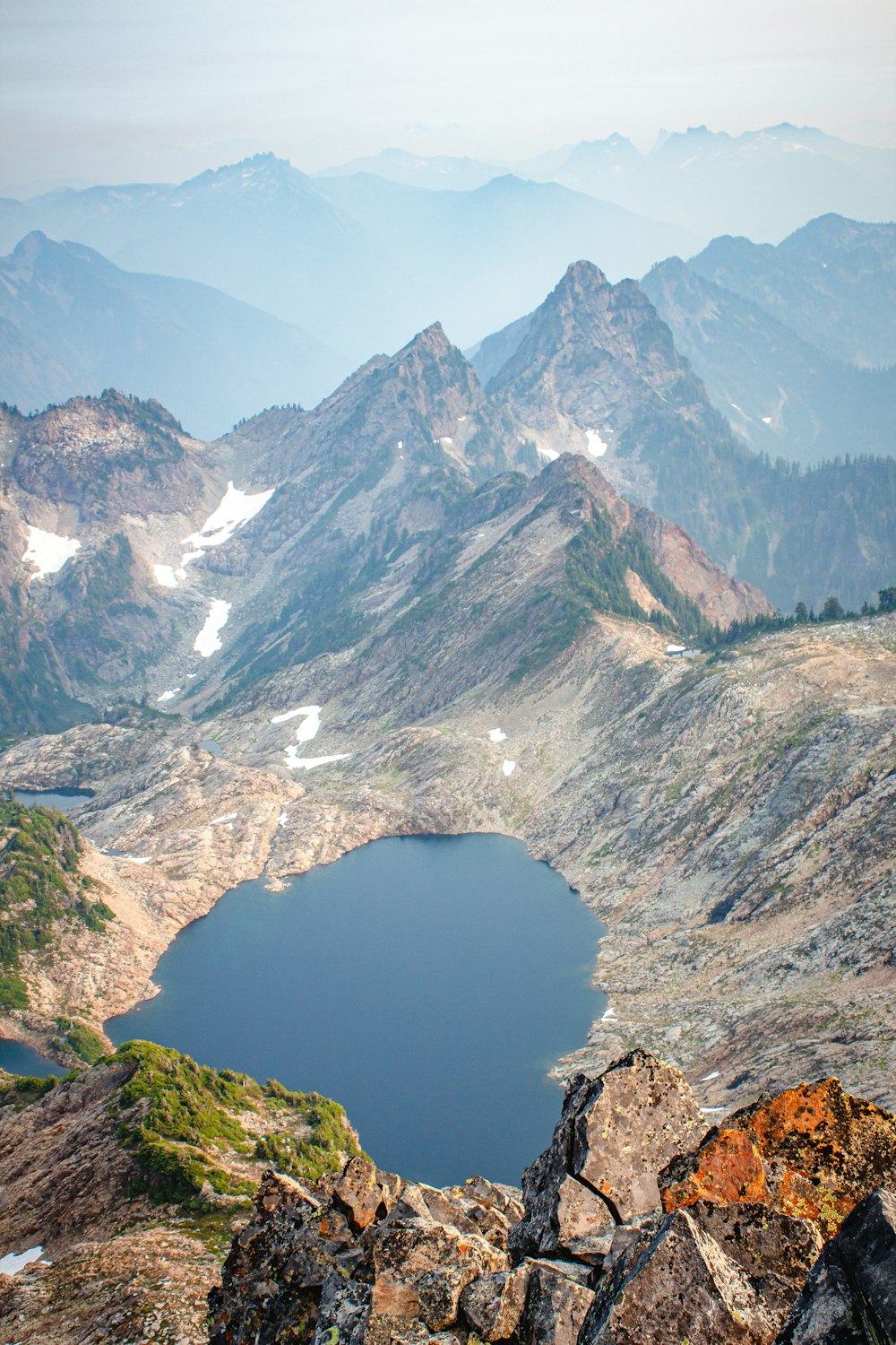 una cadena montañosa con un lago en medio de ella
