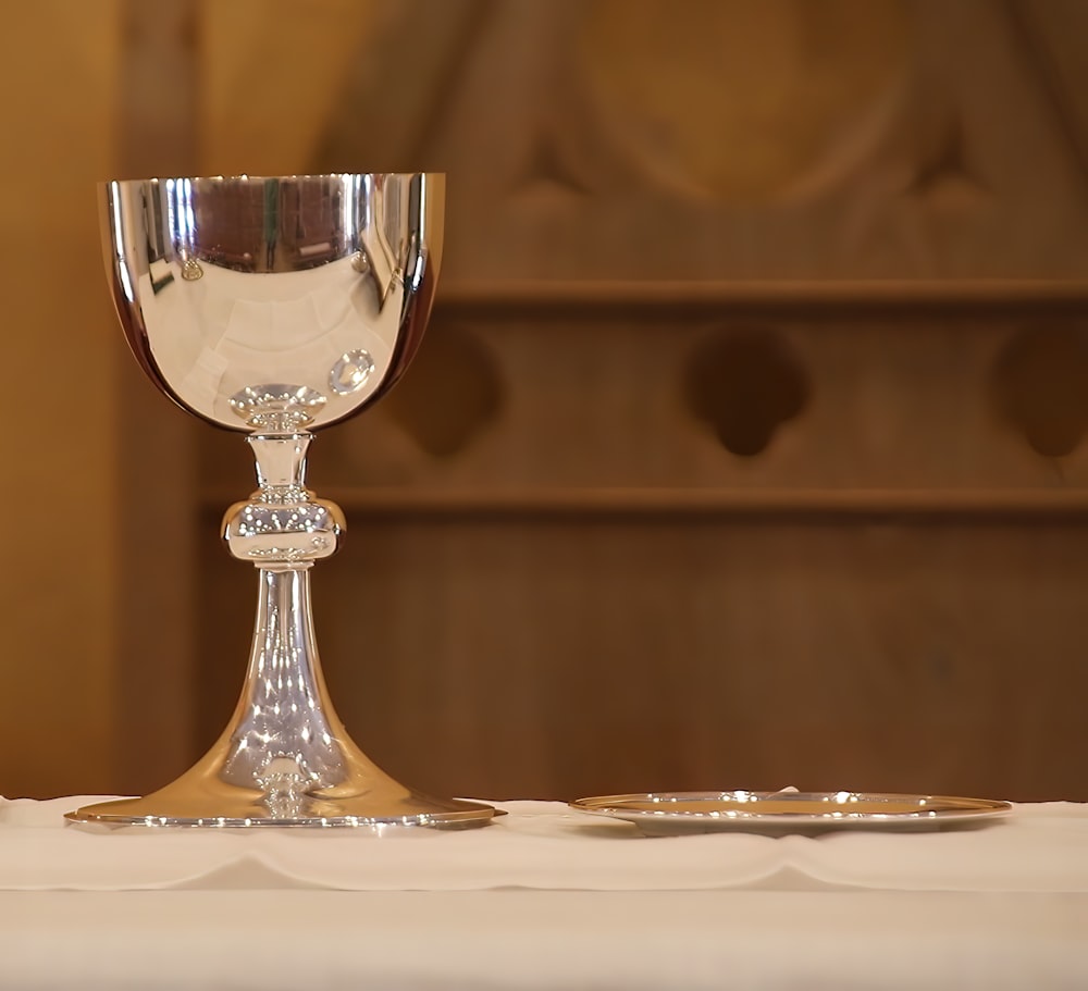 un bicchiere d'acqua seduto sopra un tavolo