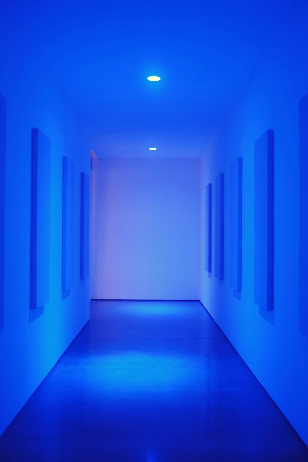 uma sala vazia com uma luz azul nela