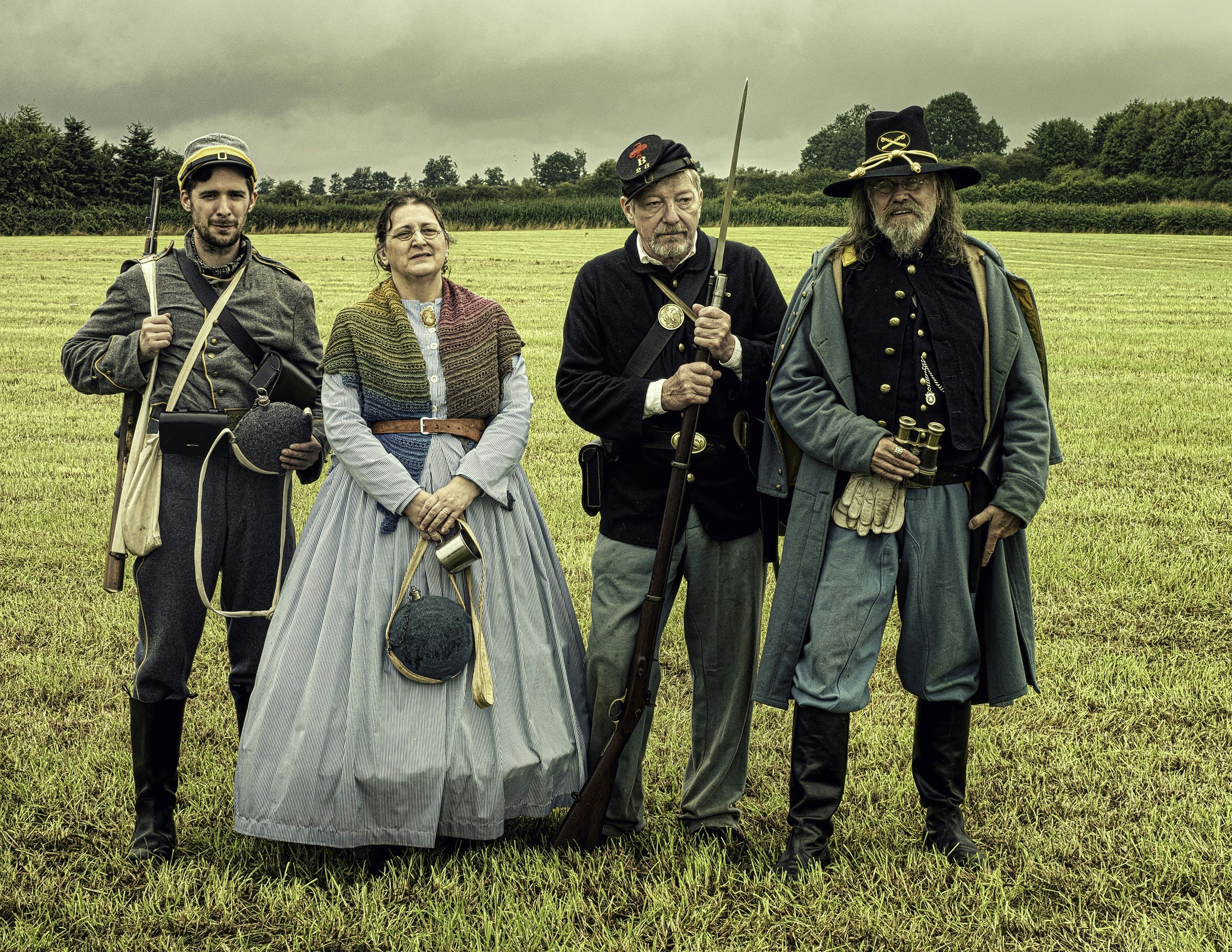 Eine Gruppe von Menschen, die nebeneinander auf einem Feld stehen