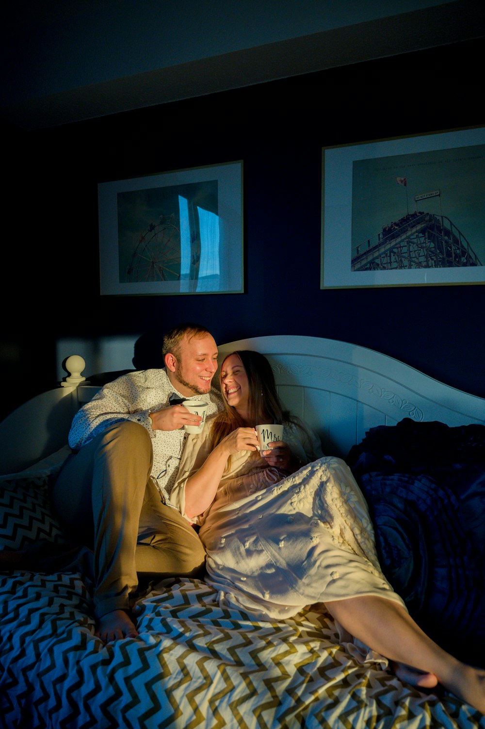 Ein Mann und eine Frau liegen auf einem Bett