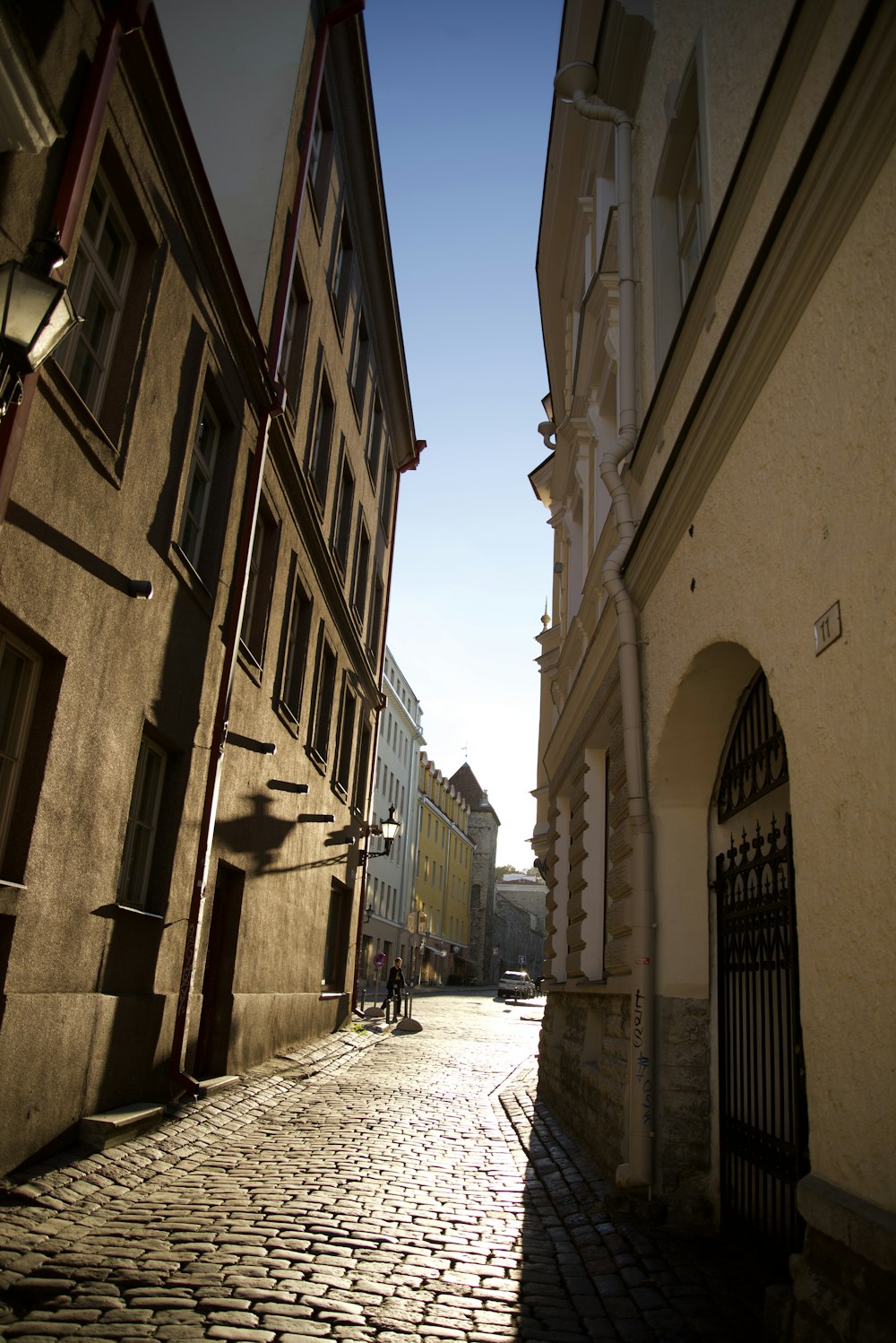 Eine Kopfsteinpflasterstraße in einer europäischen Stadt