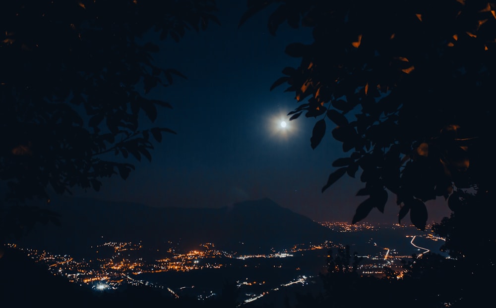 Ein Blick auf eine Stadt von einem Hügel bei Nacht